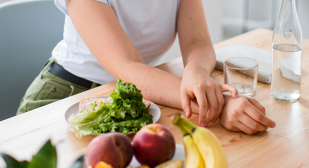 Healthy diet with fruits and vegetables for hyperthyroidism